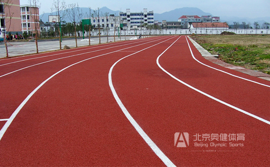 學(xué)?；旌闲退苣z跑道