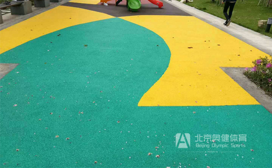 北京塑膠顆粒地面鋪設案例裘馬都小區(qū)器材地面