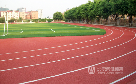 學(xué)?；旌闲退苣z跑道
