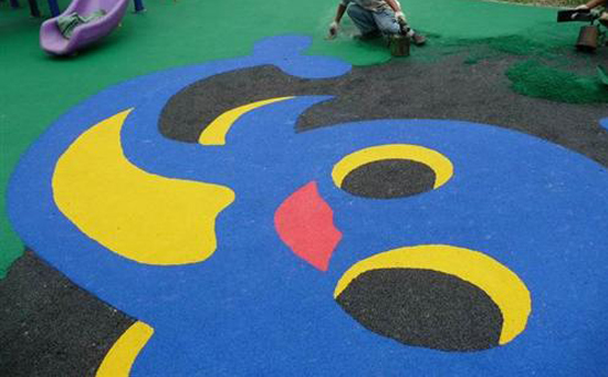 幼兒園塑膠跑道圖案廠家如何施工，來幾張塑膠跑道圖案圖片
